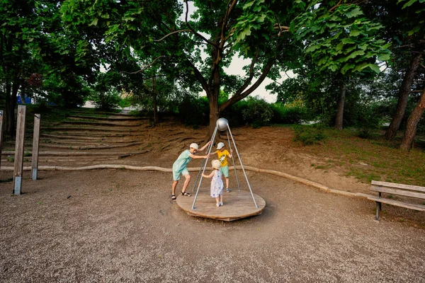 Trois Enfants Roulent Sur Terrain Jeu Centrifugeuse Balançoire Enfants — Photo