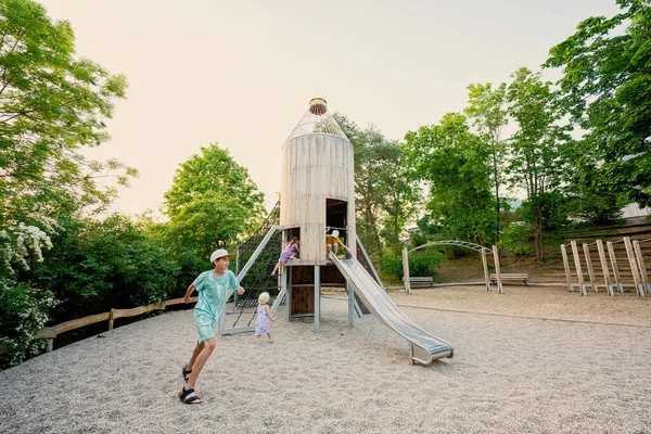 Barn Raketrutschkana Lekplats Leksak Som Offentlig Park — Stockfoto