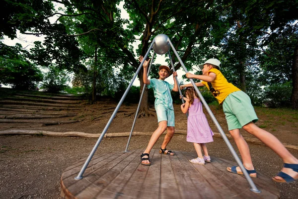 Trois Enfants Roulent Sur Terrain Jeu Centrifugeuse Balançoire Enfants — Photo