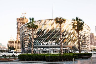 Gün batımında Coca-Cola Dubai Arena Stadyumu. Altın ışık, arka planda Burj Kalifa 'nın bulunduğu ve lüks Şehir Yürüyüşü alanında yer alan stadyumu yansıtıyor. 6 Haziran 2019 'da Meraas tarafından açıldı..