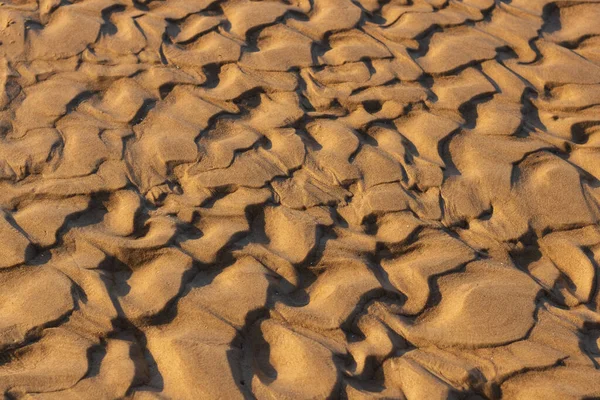 自然愛好家のためのスタイリッシュな自然壁紙 海の波を離れて 書かれた ユニークな図面やパターンは 砂漠に似て洗浄した 砂は柔らかく黄金色です — ストック写真