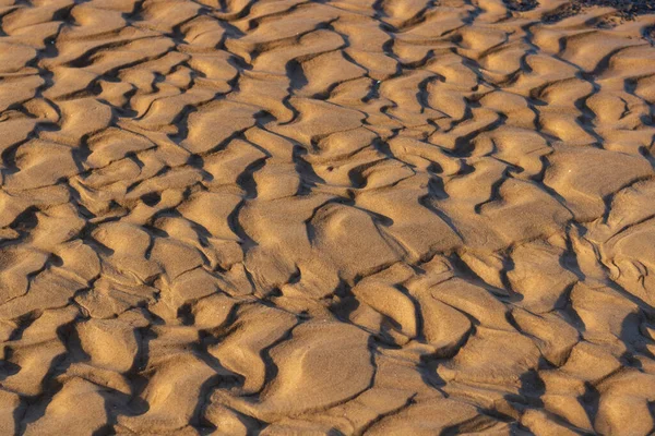 風と寒さ 強い海の波によって作成された海砂の何百万もの粒のパターン 彼らは風の天気と海の秘密の歴史を隠す — ストック写真