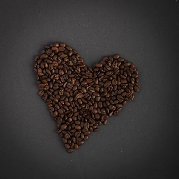 Ароматическая Форма Сердца Сделана Сотен Вкусных Хрустящих Специальных Сортов Кофейных — стоковое фото