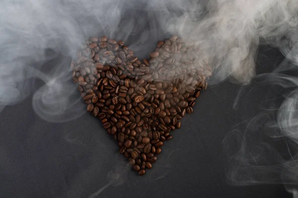 Гигантский Дым Вставляется Форма Сердца Вкусных Кофейных Зерен Глушитель Дыма — стоковое фото