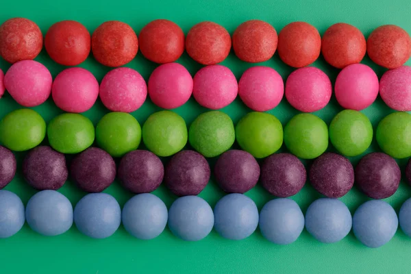 Coloridos Dragees Dulces Bolas Similares Las Cuentas Dispuestos Líneas Por — Foto de Stock