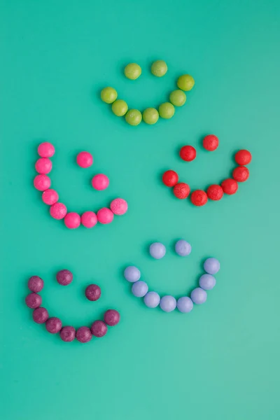 Sorrisos Doces Animados Coloridos Fundo Verde Brilhante Que Encanta Crianças — Fotografia de Stock