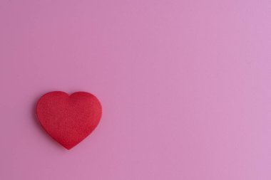 Telefonun ya da bilgisayarın için Sevgililer Günü duvar kağıdı, özellikle bayanlar için. Açık pembe bir arka plan ve sol tarafında küçük, kırmızı bir kalp. Dürüstlüğü ve sağlığı hatırlatıyor..