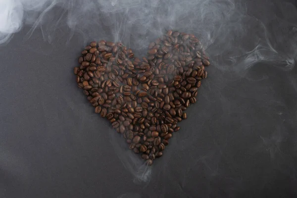 Жареные Ароматные Кофейные Зерна Выложенные Сердцем Темно Сером Фоне Излучает — стоковое фото