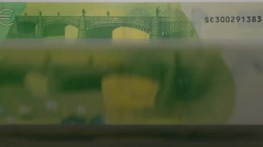 100 Euro 'luk banknotlar. Avrupa para sayma videosu.
