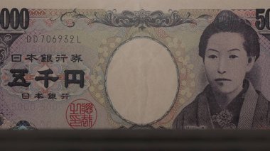 Nakit para makinesinde 5000 Japon Yen. Japon nakit sayımı.