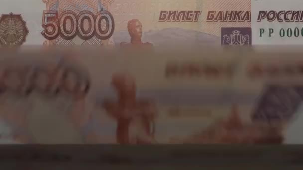 5000 Rubel Sedlar Bankomat Gnugga Kassaberäkning Video — Stockvideo