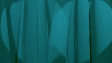 Tiyatroda perdeler açılıyor. Sahne arkası videosu. Tiyatro perdesi.