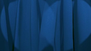 Tiyatroda perdeler açılıyor. Sahne arkası videosu. Tiyatro perdesi.