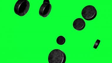 Birçok hokey diski krom arka plana düşüyor. Hokey sporu konsepti.