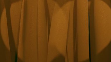 Tiyatroda perdeler açılıyor. Sahne arkası videosu. Tiyatro perdesi.