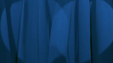 Tiyatroda perdeler açılıyor. Sahne arkası videosu. Tiyatro perdesi.