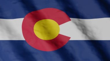 Colorado eyalet bayrağı rüzgarda sallanıyor. Video görüntüleri.