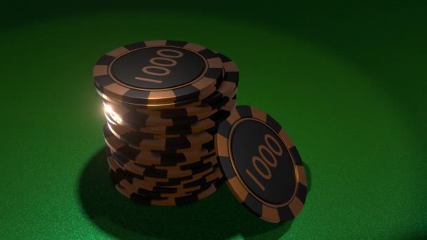 Фишки в покер на игровом столе. Концепция казино. Стек фишек для покера. Лицензионные Стоковые Видеоролики