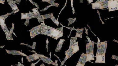 Birçok banknot siyah arka plana düşüyor. 500 Ukrayna Hryvnia banknotu. Para yağmuru. Mali ve iş konsepti.