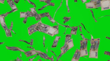 Birçok banknot krom arka plana düşüyor. 500 Ukrayna Hryvnia banknotu. Yığınla para. Finansal ve iş konsepti. Yeşil Ekran.