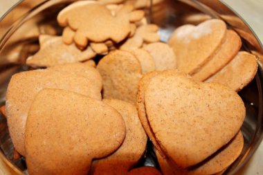 Mutlu yıllar ve mutlu Noeller. Noel süsleri. Firavun dalları, parlak toplar, çelenkler, ışıklar ve fenerler. Zencefilli ekmek, kurutulmuş meyve, fındık. Noel için evde ve sokaklarda hazırlanıyor..