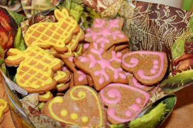 Mutlu yıllar ve mutlu Noeller. Noel süsleri. Firavun dalları, parlak toplar, çelenkler, ışıklar ve fenerler. Zencefilli ekmek, kurutulmuş meyve, fındık. Noel için evde ve sokaklarda hazırlanıyor..