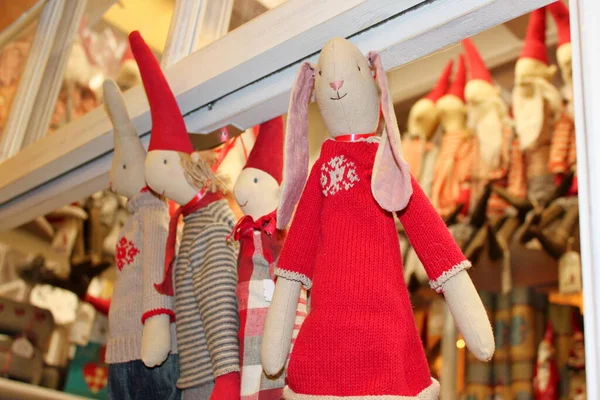 Mutlu yıllar ve mutlu Noeller. Noel süsleri. Firavun dalları, parlak toplar, çelenkler, ışıklar ve fenerler. Zencefilli ekmek, kurutulmuş meyve, fındık. Noel için evde ve sokaklarda hazırlanıyor..