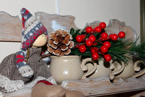 Mutlu yıllar ve mutlu Noeller. Noel süsleri. Firavun dalları, parlak toplar, çelenkler, ışıklar ve fenerler. Zencefilli ekmek, kurutulmuş meyve, fındık. Noel için evde ve sokaklarda hazırlanıyor..