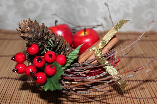 Mutlu yıllar ve mutlu Noeller. Noel süsleri. Firavun dalları, parlak toplar, çelenkler, ışıklar ve fenerler. Zencefilli ekmek, kurutulmuş meyve, fındık. Noel için evde ve sokaklarda hazırlanıyor..