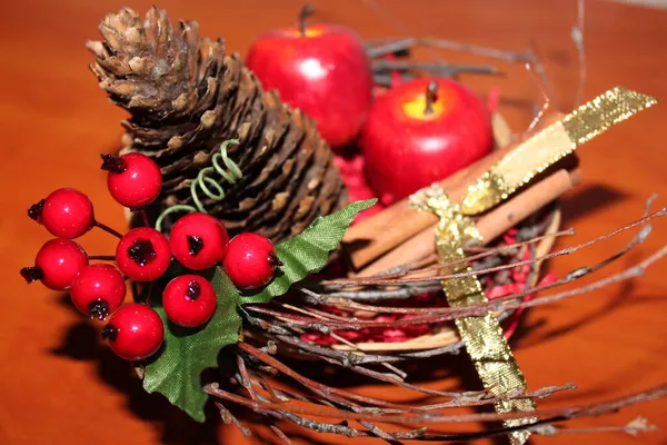 Mutlu yıllar ve mutlu Noeller. Noel süsleri. Firavun dalları, parlak toplar, çelenkler, ışıklar ve fenerler. Zencefilli ekmek, kurutulmuş meyve, fındık. Noel için evde ve sokaklarda hazırlanıyor..