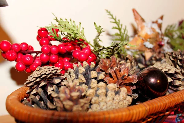 Mutlu yıllar ve mutlu Noeller. Noel süsleri. Firavun dalları, parlak toplar, çelenkler, ışıklar ve fenerler. Zencefilli ekmek, kurutulmuş meyve, fındık. Noel için evde ve sokaklarda hazırlanıyor..