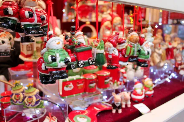 Mutlu yıllar ve mutlu Noeller. Noel süsleri. Firavun dalları, parlak toplar, çelenkler, ışıklar ve fenerler. Zencefilli ekmek, kurutulmuş meyve, fındık. Noel için evde ve sokaklarda hazırlanıyor..
