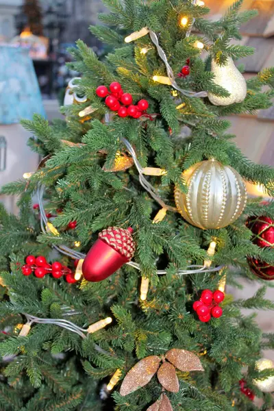 Mutlu yıllar ve mutlu Noeller. Noel süsleri. Firavun dalları, parlak toplar, çelenkler, ışıklar ve fenerler. Zencefilli ekmek, kurutulmuş meyve, fındık. Noel için evde ve sokaklarda hazırlanıyor..