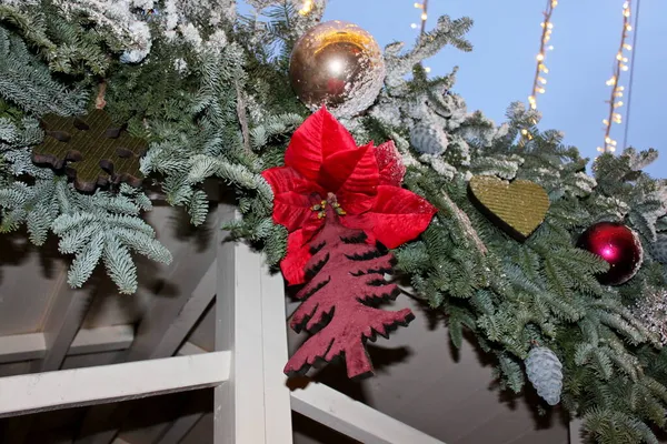 Mutlu yıllar ve mutlu Noeller. Noel süsleri. Firavun dalları, parlak toplar, çelenkler, ışıklar ve fenerler. Zencefilli ekmek, kurutulmuş meyve, fındık. Noel için evde ve sokaklarda hazırlanıyor..