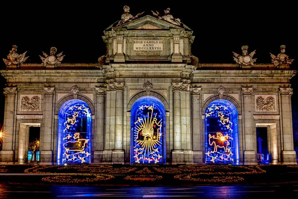Madrid 'deki Puerta de Alcala Anıtı' nda güzel noel aydınlanması