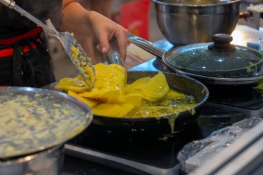 Patates kızartarak tipik bir yemeği pişireceğim. İspanyol gastronomisinin popüler yemeği.