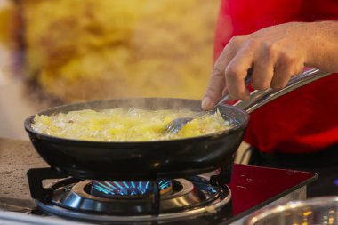 Patates kızartarak tipik bir yemeği pişireceğim. İspanyol gastronomisinin popüler yemeği.