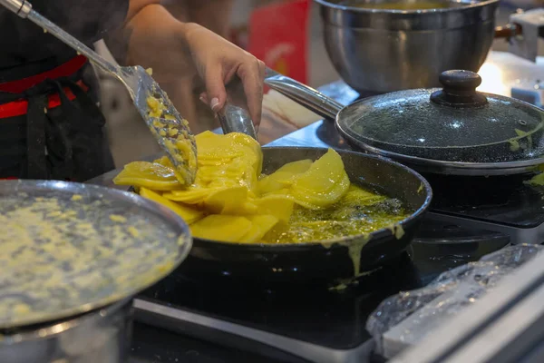 Patates kızartarak tipik bir yemeği pişireceğim. İspanyol gastronomisinin popüler yemeği.