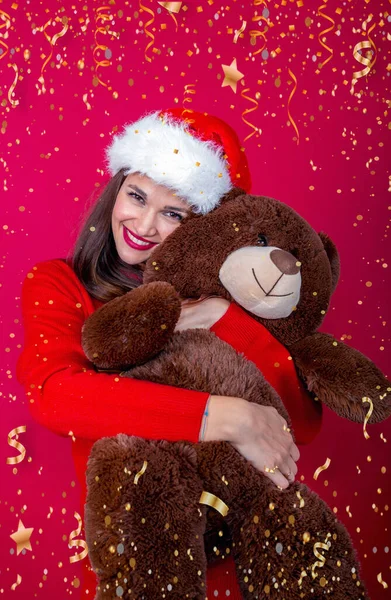 Adorabile Carina Donna Con Cappello Natale Abbracciando Grande Orsacchiotto Con — Foto Stock