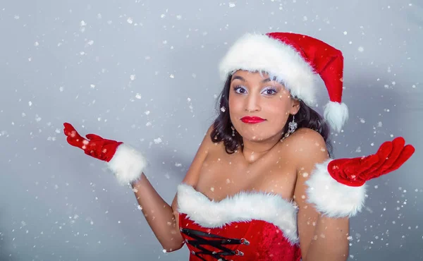 Splendida Ragazza Bruna Vestita Babbo Natale Con Espressione Divertente Mani — Foto Stock