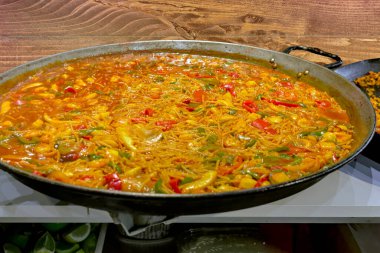 İspanya 'dan geleneksel Fideua, tipik bir erişteli paella.