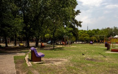 Güneşli bir günde Arjantin 'de insanların olmadığı oyun parkı