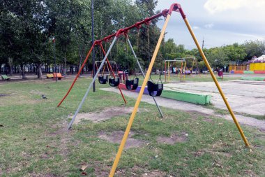 Boş çocuk salıncaklı park Buenos Aires (Arjantin)