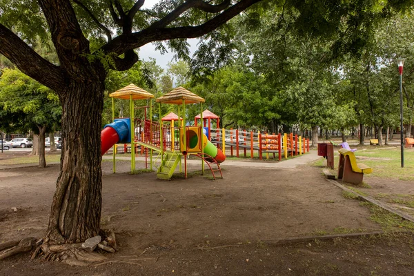 Dětské Hřiště Městě Herní Strukturou Zamračený Den Bez Lidí — Stock fotografie