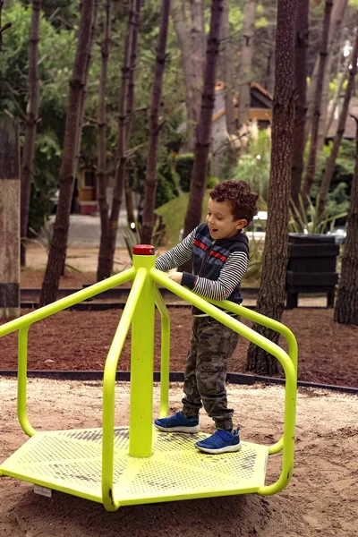 Dítě Baví Točení Hry Parku — Stock fotografie