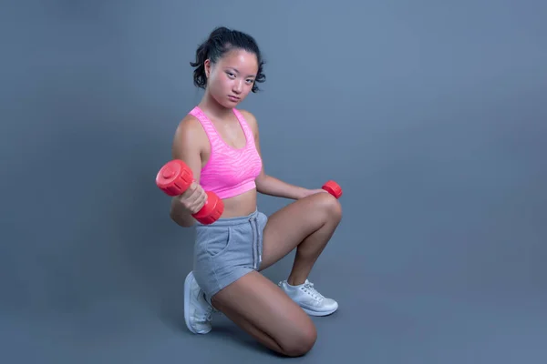 Vacker Ung Kvinna Asiatisk Etnicitet Poserar Med Vikter Och Sportkläder — Stockfoto