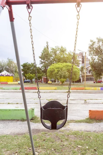 Viejo Columpio Bebé Parque Ciudad Vacío — Foto de Stock