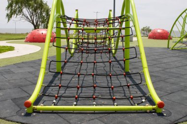 Güneşli bir günde Arjantin 'de insanların olmadığı oyun parkı