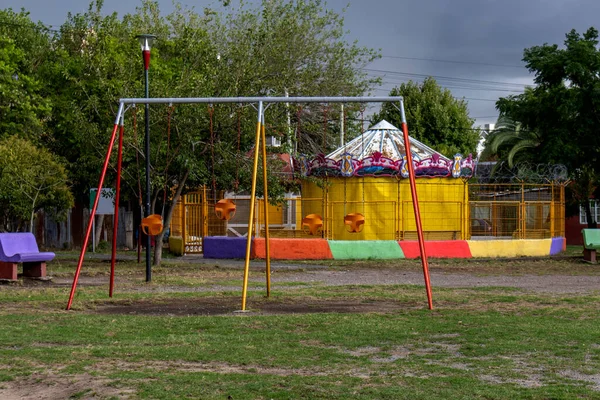 Pohled Dětské Houpačky Kolotoč Prázdném Parku — Stock fotografie