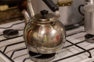 Gaz ocağındaki eski metal çaydanlığın fotoğrafı.